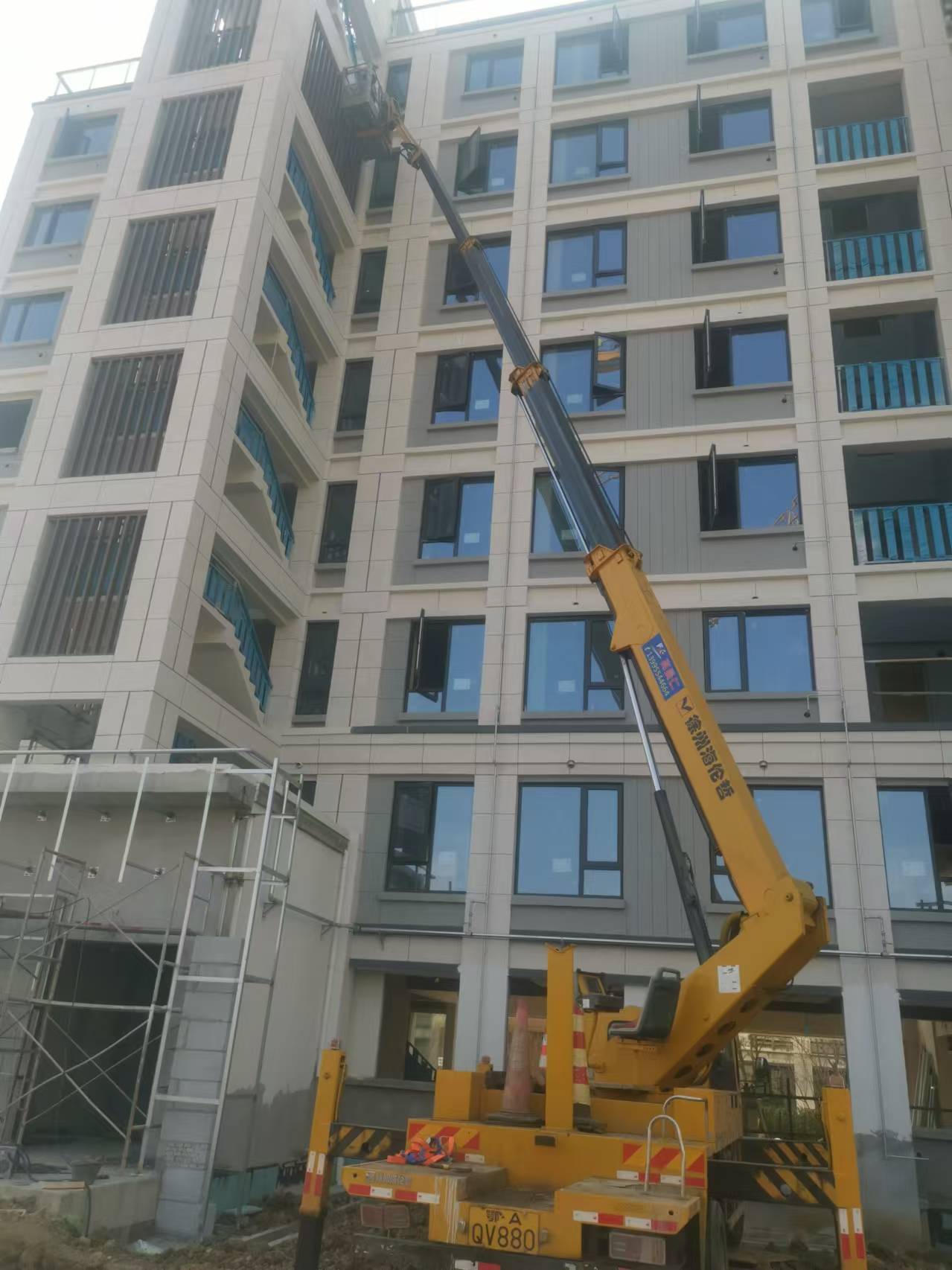 伸縮臂高空車(chē)高空作業(yè)現(xiàn)場(chǎng)