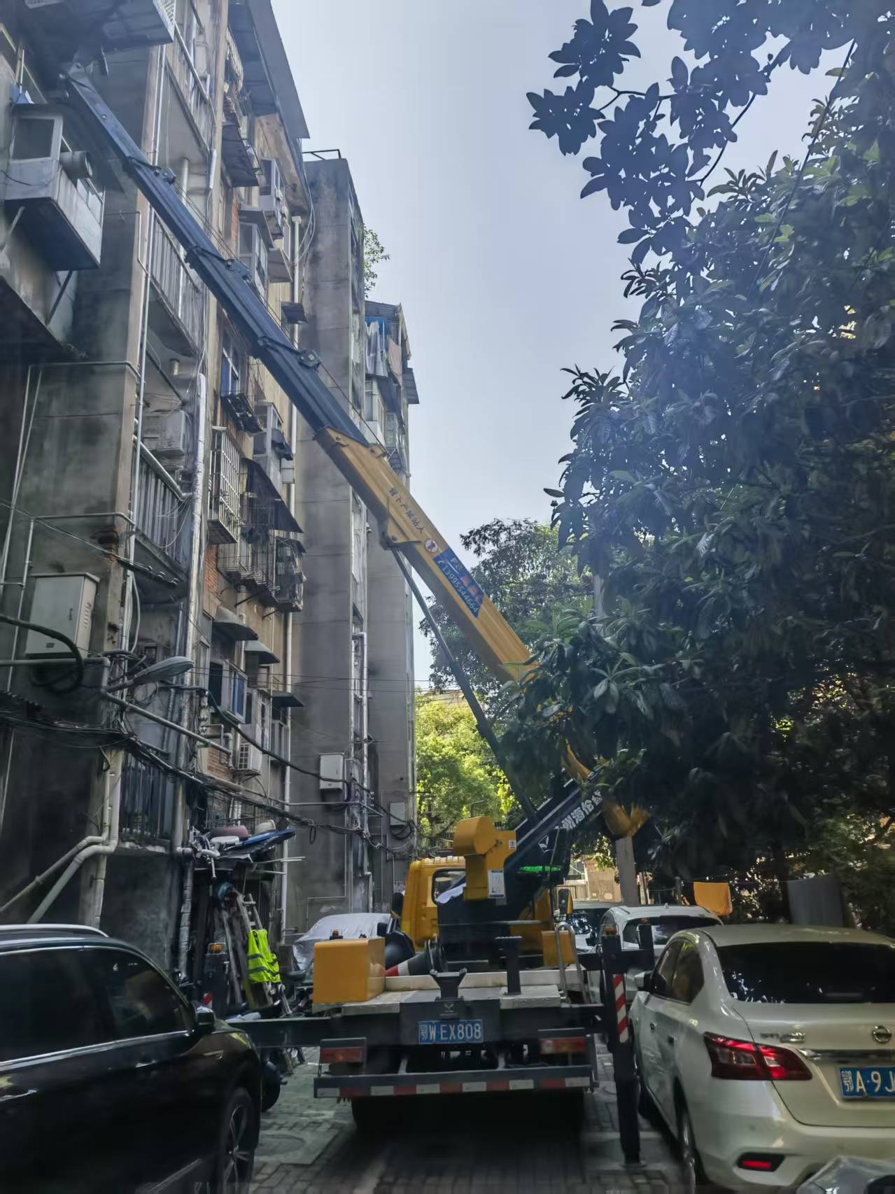 28米云梯車(chē)安裝線(xiàn)路施工現(xiàn)場(chǎng)