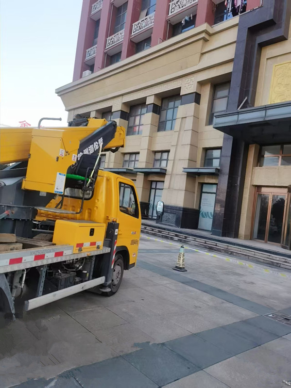 18米高空車(chē)更換大樓廣告標(biāo)識(shí)施工現(xiàn)場(chǎng)